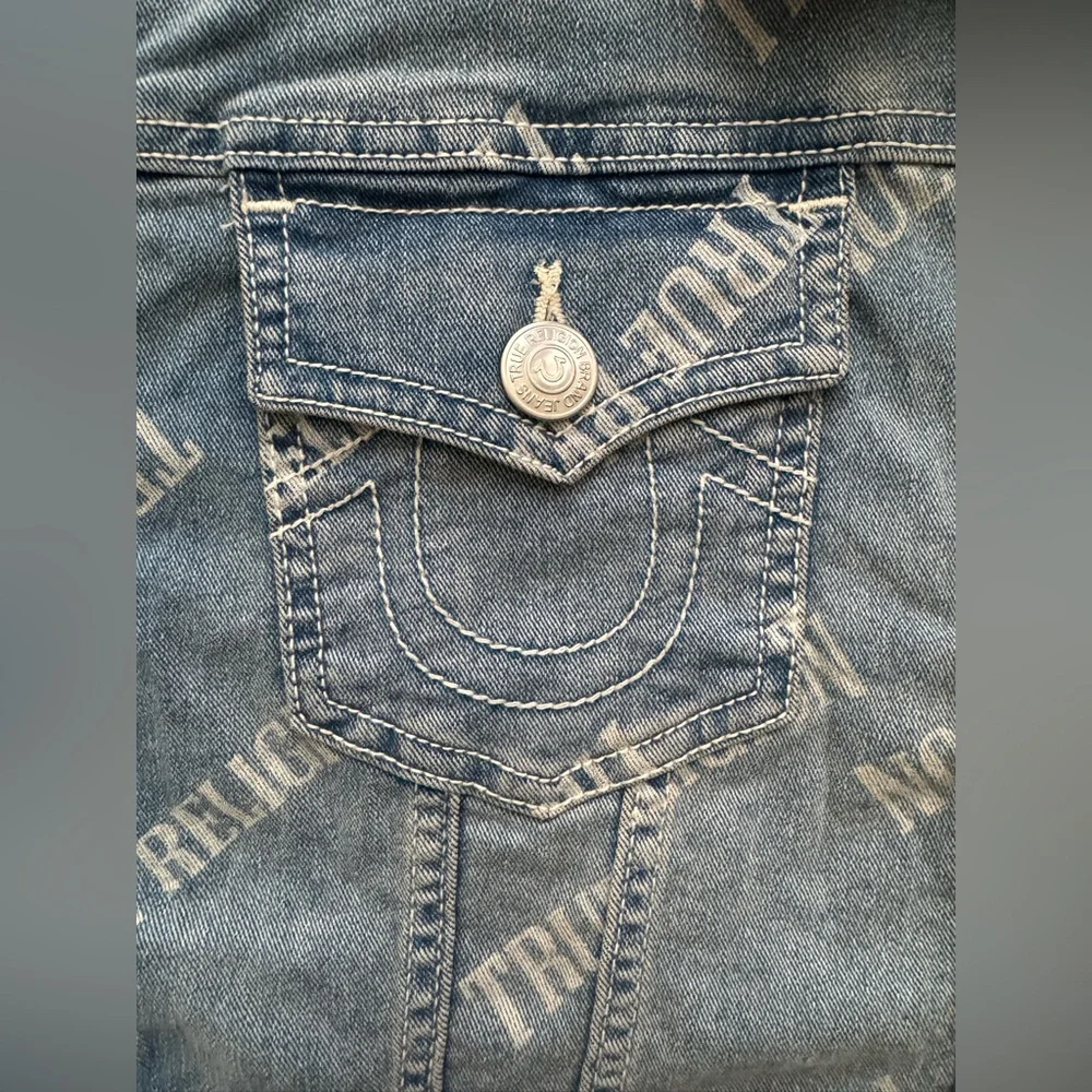 NWT True Religion Allover Logo Relaxed Trucker Jacket - Picture 8 of 16